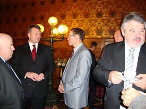 Айнарс Шлесерс на встрече с дипломатами в Gallery Park Hotel.